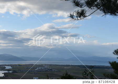 秋の猪子山から望む琵琶湖と白雲 87106428