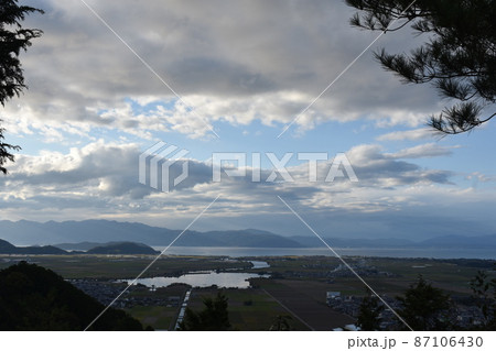秋の猪子山から望む伊庭内湖と琵琶湖と白雲 秋の猪子山から望む伊庭内湖と琵琶湖と白雲 87106430