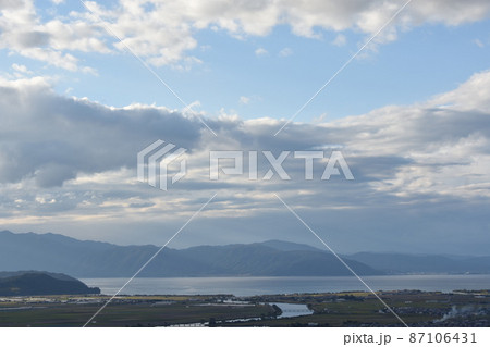 秋の猪子山から望む琵琶湖と白雲 87106431