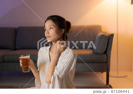ビールを飲む女性 87106441