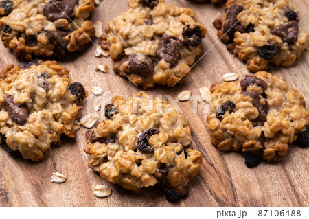 オートミールのチョコレーズンクッキー オートミールのチョコレーズンクッキー 87106488