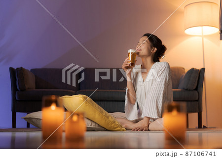 ビールを飲む女性 87106741