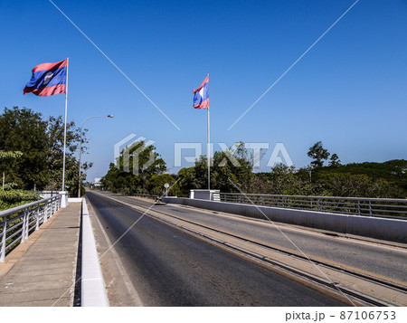 ラオス・タイとの国境にかかる友好橋 87106753