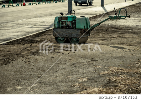 道路工事現場とハンドガイドローラー 87107153