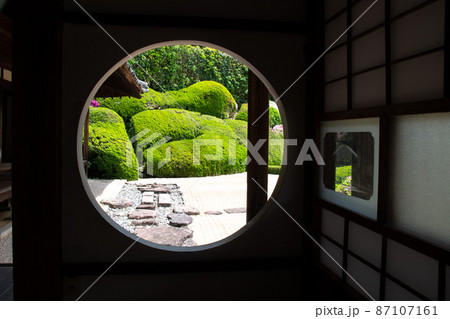 円窓から見える日本庭園 87107161