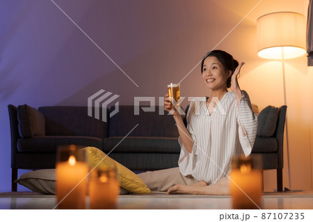 テレビを見る女性 テレビを見る女性 87107235