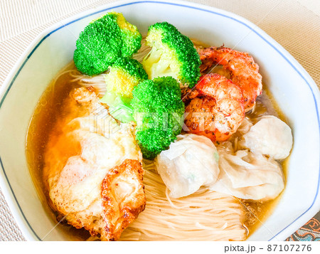 香港名物・エビわんたん麺  87107276