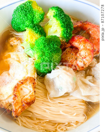 香港名物・エビわんたん麺  87107278