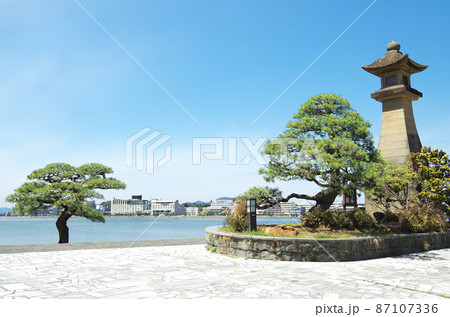 快晴の宍道湖の穏やかな水面と青空のリフレクション 背景素材 87107336
