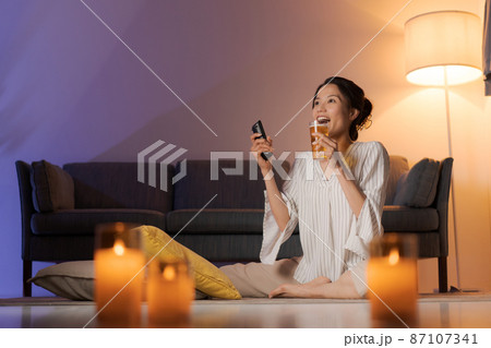 テレビを見る女性 87107341