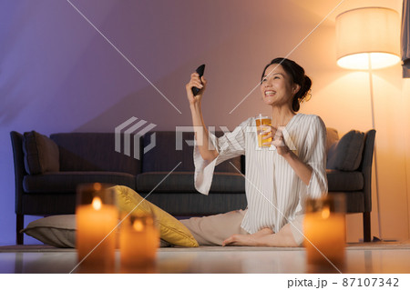 テレビを見る女性 87107342