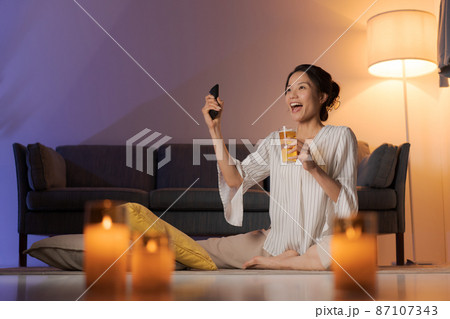 テレビを見る女性 テレビを見る女性 87107343