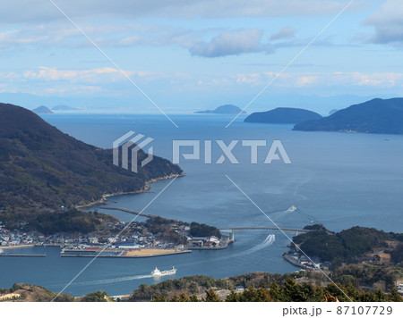 上関町「上盛山展望台」から室津港と上関大橋を望む 87107729