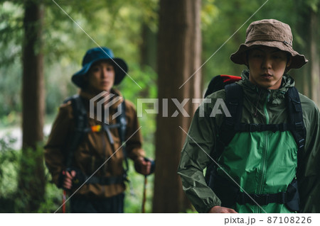 山道を歩く男達 山道を歩く男達 87108226