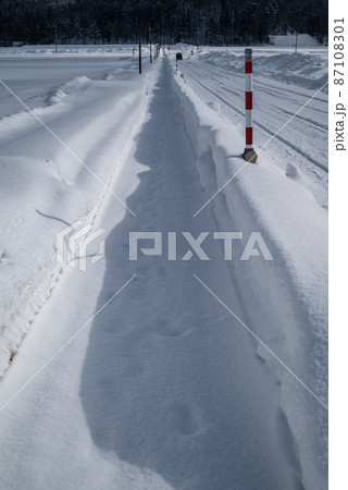 雪の積もった車道と歩道【北安曇郡白馬村】 雪の積もった車道と歩道【北安曇郡白馬村】 87108301