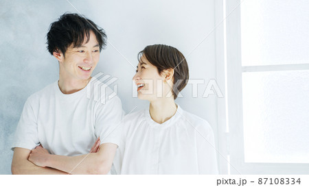 笑顔の夫婦・カップル 87108334