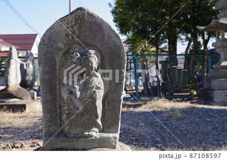 信州　松本の文化財　島立地区の双体道祖神　高遠石工　孫右衛門の彫像 87108597