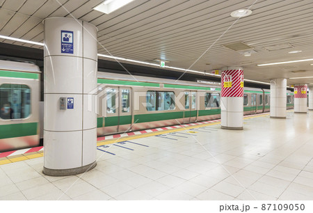 ホーム 東京テレポート駅 エスカレーター 天井 ホーム 東京テレポート駅 エスカレーター 天井 87109050