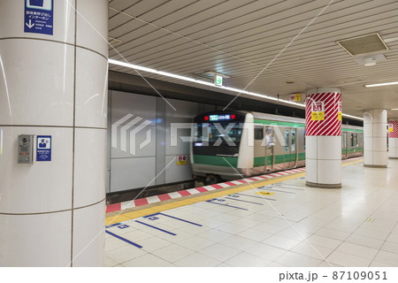 ホーム　東京テレポート駅　エスカレーター　天井 87109051