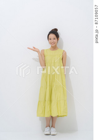 20代女性ポートレート 全身 20代女性ポートレート 全身 87109057