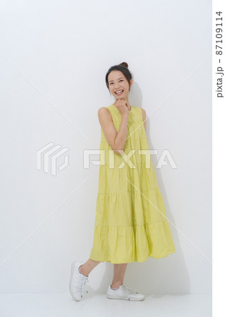 20代女性ポートレート　全身 87109114
