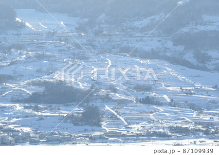 雪に覆われた、姨捨の棚田と集落 雪に覆われた、姨捨の棚田と集落 87109939