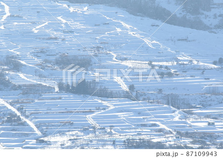 雪に覆われた、姨捨の棚田と集落 87109943