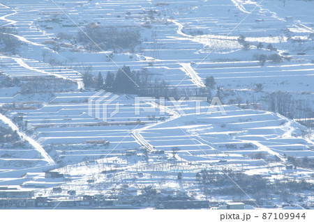 雪に覆われた、姨捨の棚田と集落 雪に覆われた、姨捨の棚田と集落 87109944