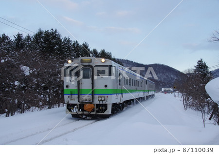 石北本線 中愛別を発車するキハ40 87110039
