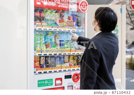 自販機で飲み物を買う男性 87110432