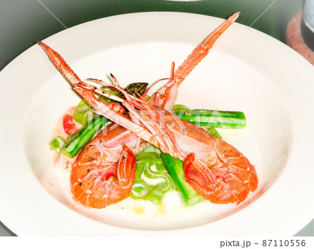 テナガエビとアスパラのフェットチーネ 87110556