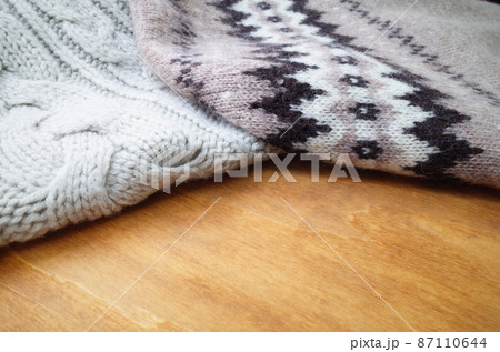 木のテーブルの上に2種類のニット 木のテーブルの上に2種類のニット 87110644