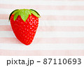大粒のいちご　かわいい背景の文字スペースあり 87110693