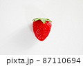 いちご1個アップ（スタジオ撮影） 87110694