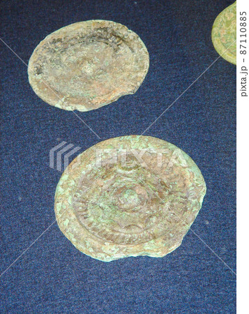 佐賀・吉野ヶ里歴史公園にて発掘の銅鏡 佐賀・吉野ヶ里歴史公園にて発掘の銅鏡 87110885