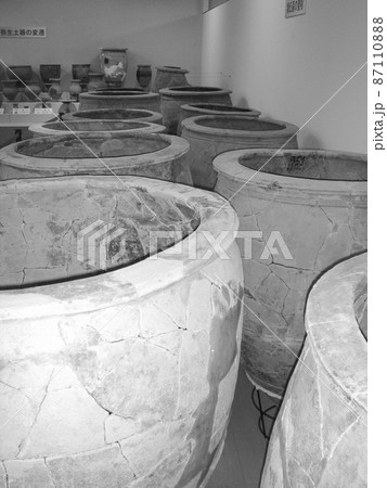 佐賀・吉野ヶ里歴史公園にて発掘の甕棺 87110888