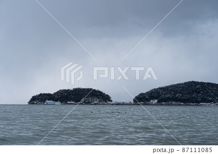 真冬の沖島の情景 87111085