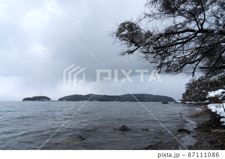 真冬の沖島の情景 87111086