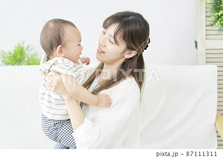 母親　子育て 87111311