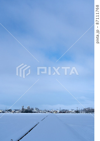 雪景色の湖東の平野と雪の農村地帯 雪景色の湖東の平野と雪の農村地帯 87111768