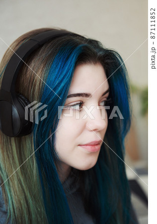 Happy teenager listening to music 87111852