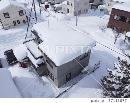 大雪が降った翌日の屋根（空撮） 87111877