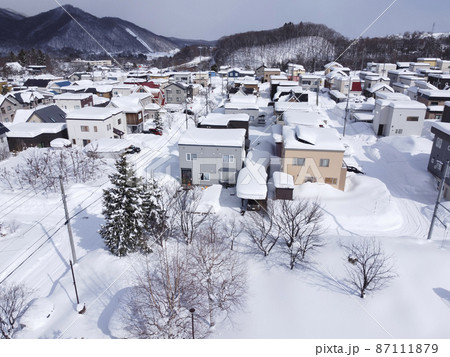 大雪が降った翌日の住宅街（空撮） 87111879