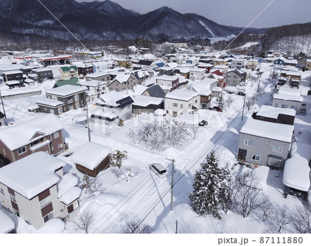 大雪が降った翌日の住宅街（空撮） 87111880