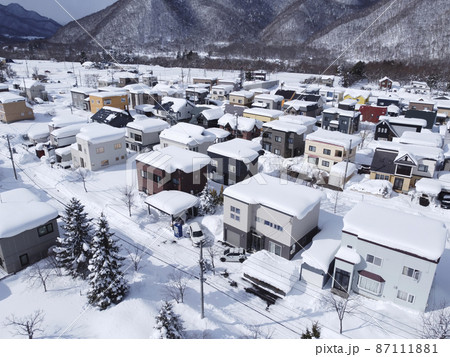 大雪が降った翌日の住宅街（空撮） 87111881