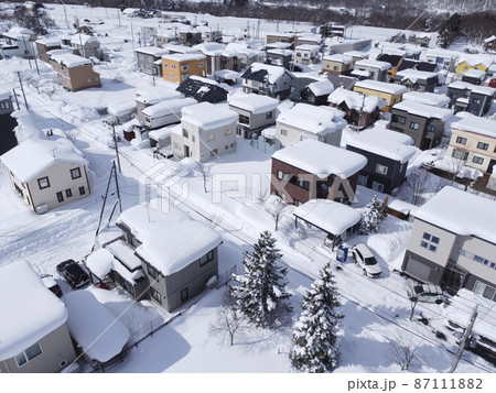 大雪が降った翌日の住宅街(空撮) 大雪が降った翌日の住宅街(空撮) 87111882