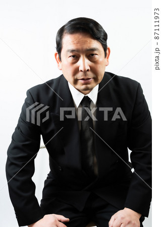 話をする喪服男性 87111973