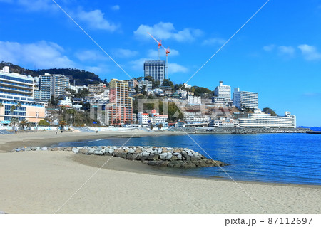 【静岡県】晴天下の熱海サンビーチ（熱海温泉） 87112697