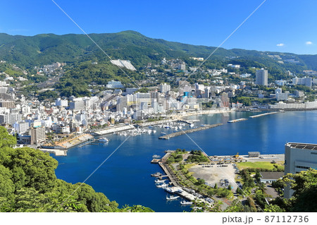 【静岡県】快晴下の熱海温泉街の風景 87112736