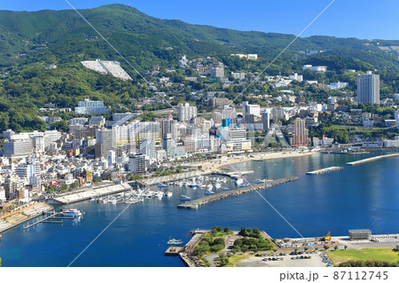 【静岡県】快晴下の熱海温泉街の風景 【静岡県】快晴下の熱海温泉街の風景 87112745